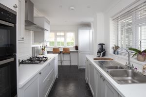Kitchen/Breakfast Room- click for photo gallery